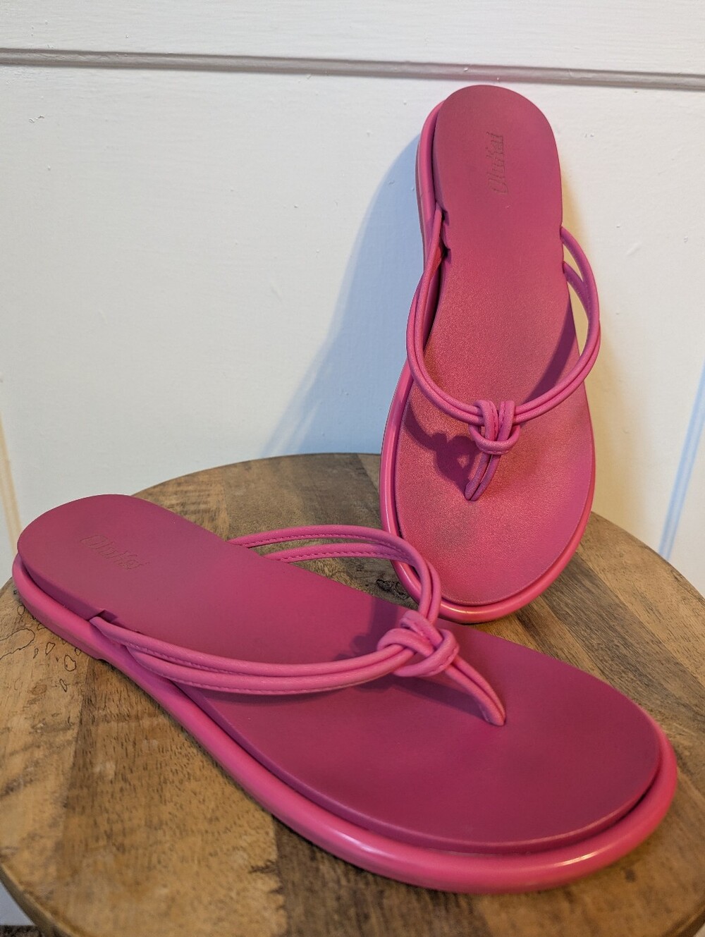 OluKai 'Aka Women’s Beach Sandals, Pink Plumeria (SIZE- Possibly 9)